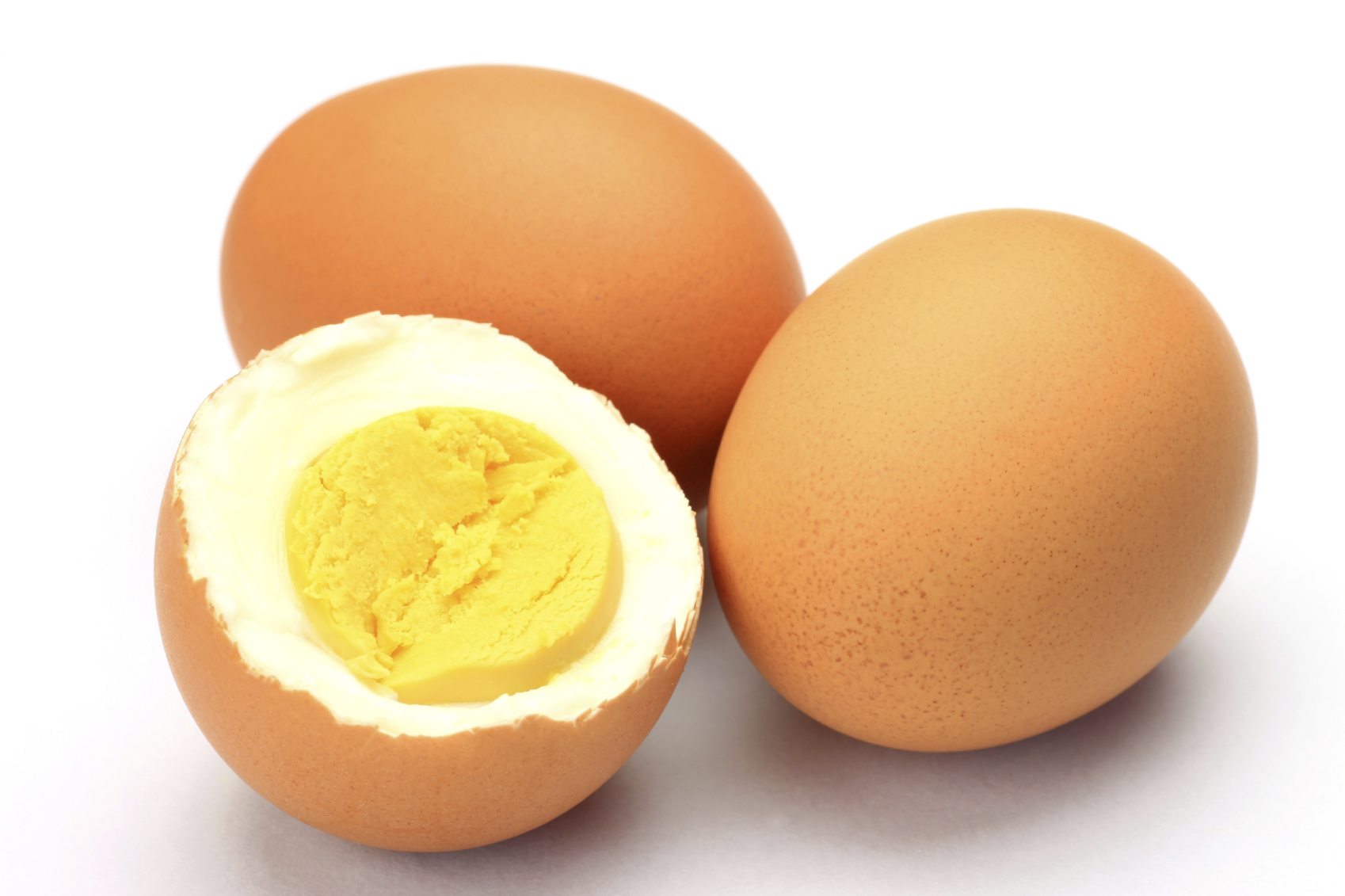 Яичко в разрезе. Вареное яйцо в разрезе. Яйцо отварное. Вареное куриное яйцо в разрезе. Яйцо вареное в скорлупе.
